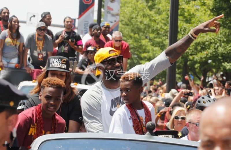 詹姆斯佩戴手表