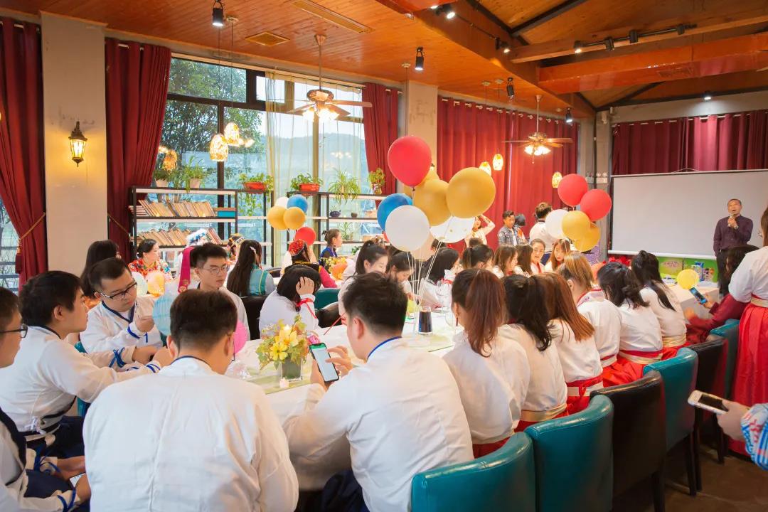 汉宇钟表员工合影
