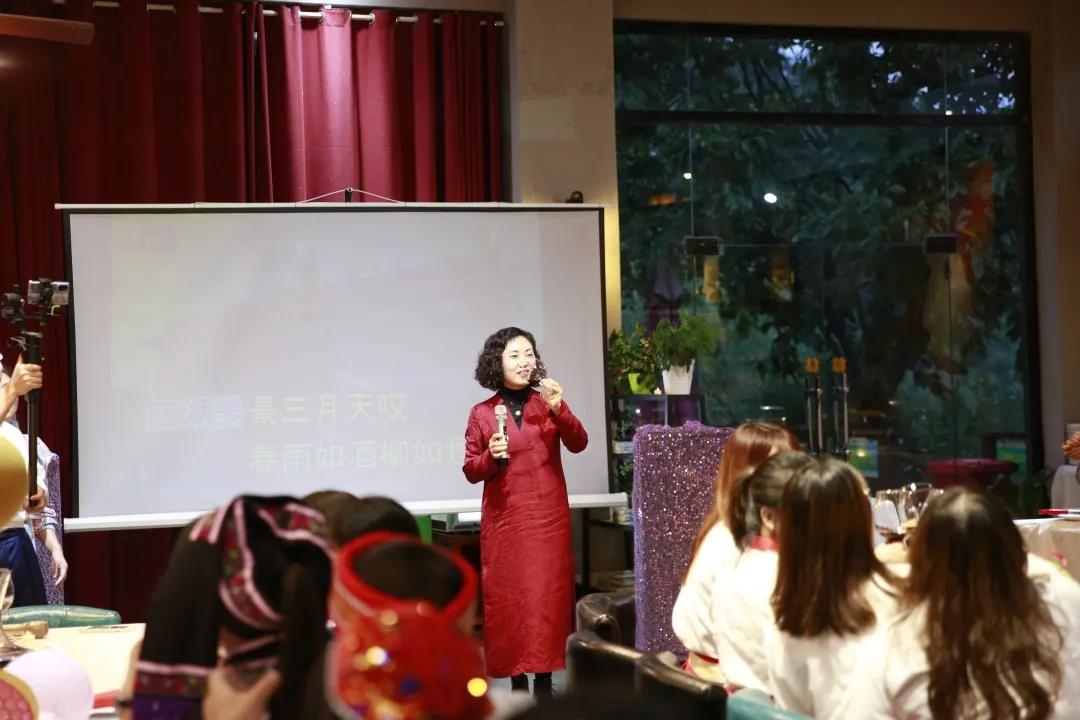 汉宇钟表总经理喻海英女士与大家举杯同庆